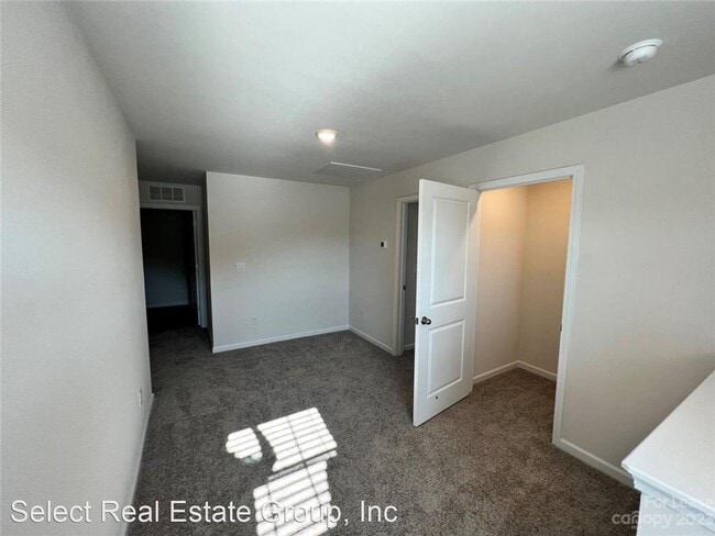Building Photo - 5 br, 3 bath House - 106 Meadow View Drive