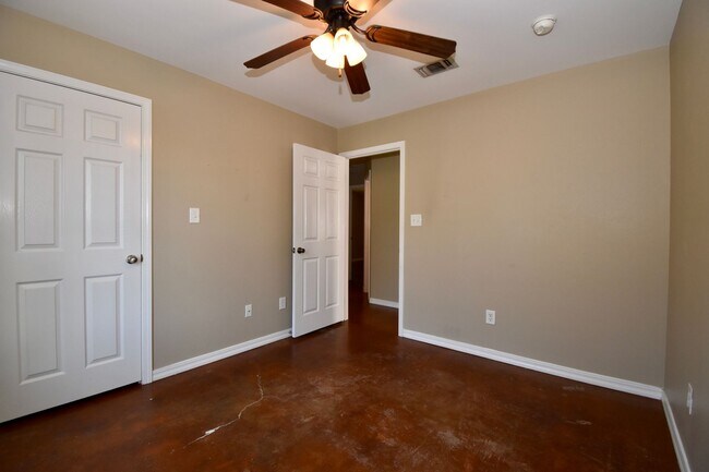 Building Photo - 3 Bedrooms, 3 Bathrooms, & Close to Campus...