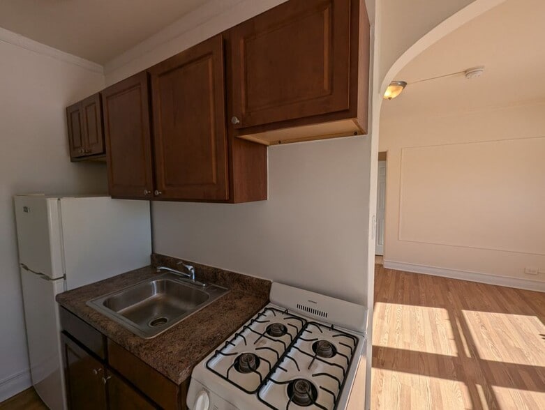 Building Photo - 5417 N Kenmore Ave