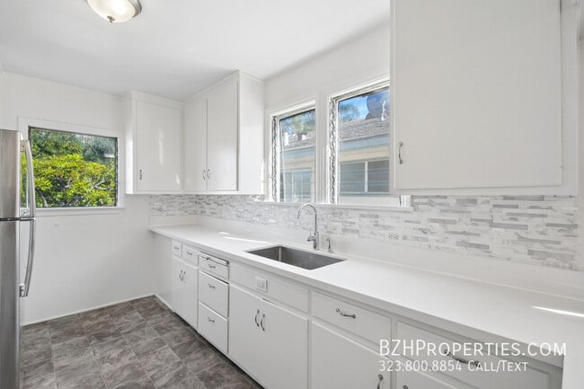 Building Photo - 1047 S Holt Ave