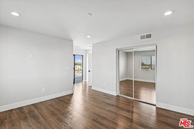 Building Photo - 819 E La Palma Dr