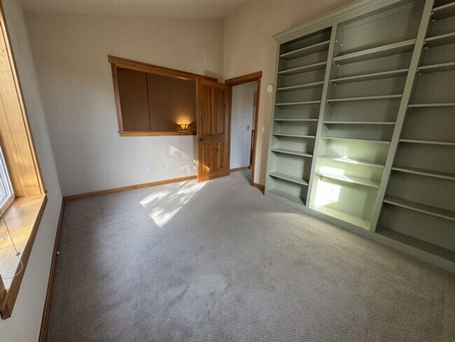 Building Photo - West Side location with amazing mountain views