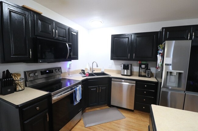 Building Photo - Spacious home for rent!