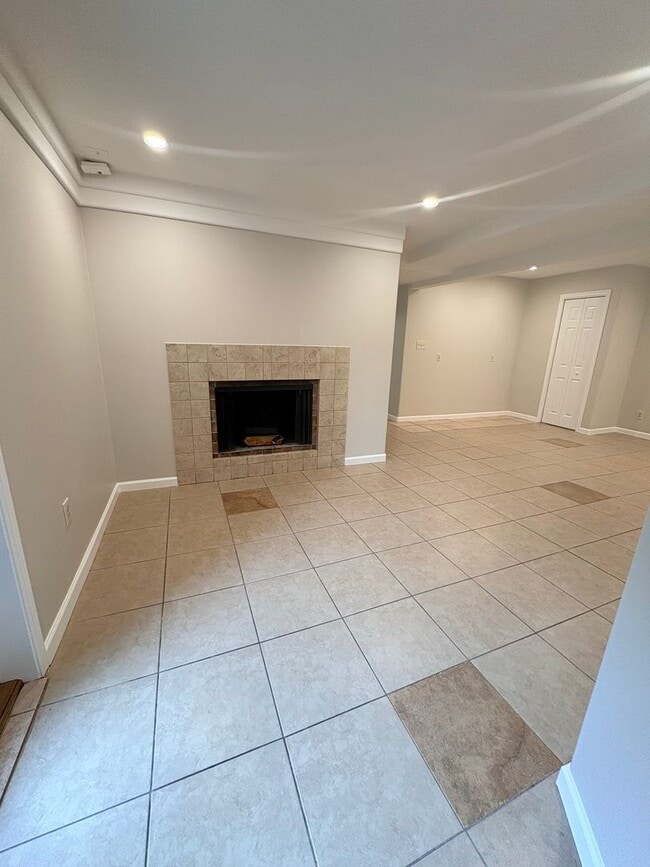 Building Photo - Sooooo Much Space! Beautifully remodeled Shoreline home!