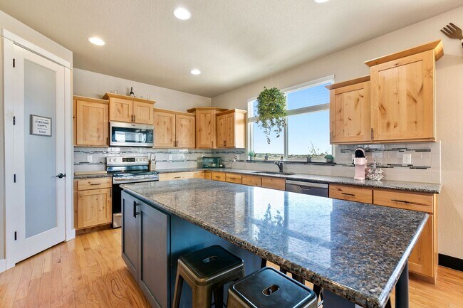 Building Photo - 4 Bedroom, 4 bathroom, Plus office and Loft!