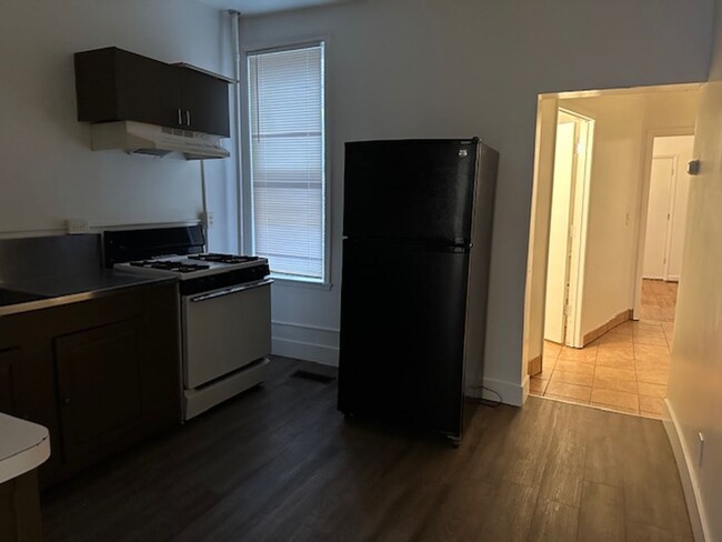 Building Photo - 1st Floor 1 Bed 1 Bath Apt Located On Lexi...