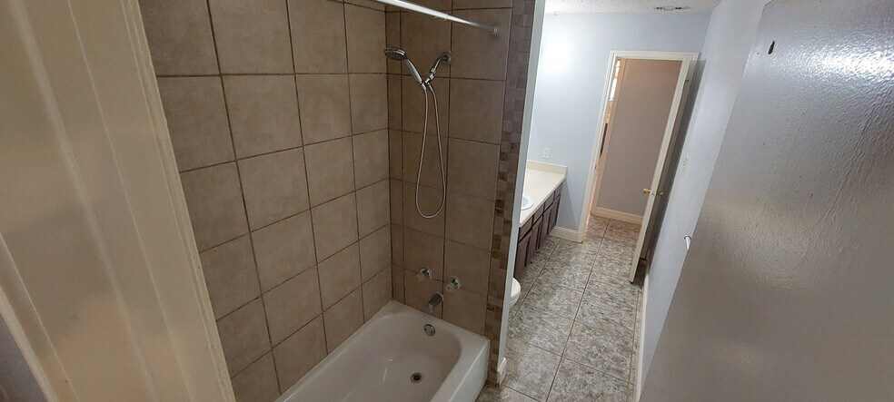 Building Photo - 5859 Sun Farm