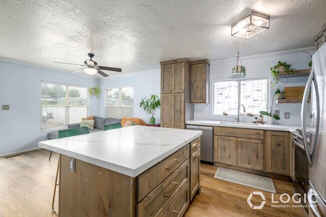 Building Photo - Beautiful Home in Excellent Location.