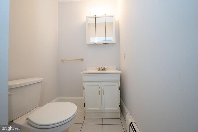 Building Photo - 217 Dupont St