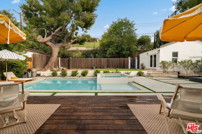 Primary Photo - 20212 Oxnard St