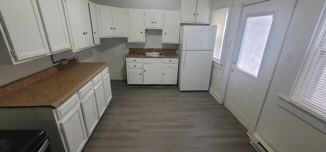 Building Photo - 438 E Strawberry St