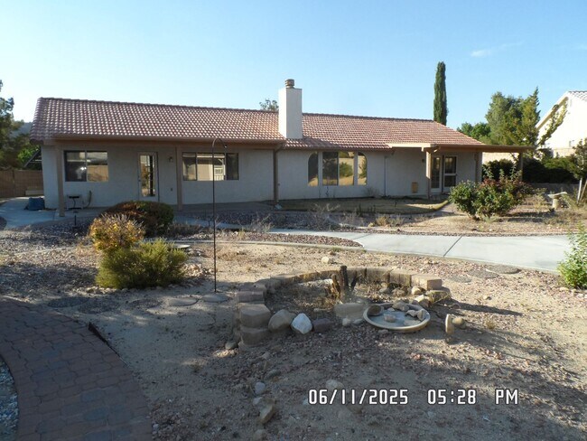 Building Photo - 3 Bedrooms, Den, 2 Bathrooms, 3 Car Garage...