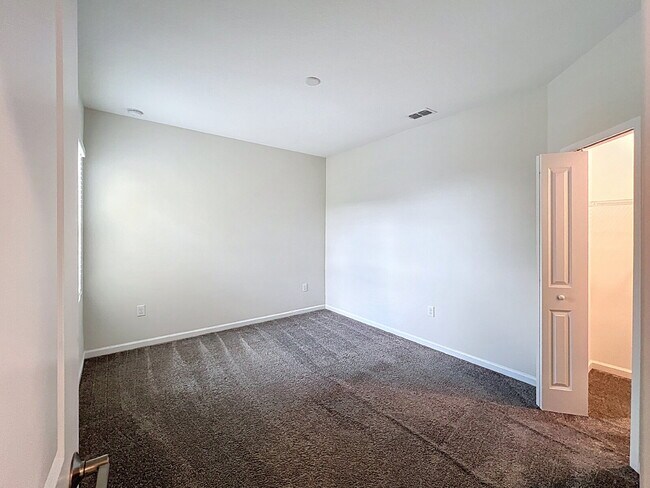 Building Photo - Available Now!  Charming 3-Bedroom Townhou...