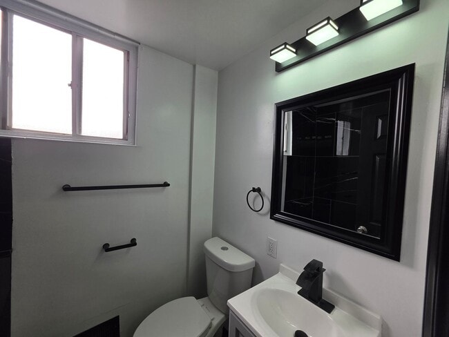 Building Photo - Fully Updated 3 bedroom 1 bath house for in the South Side Slopes!