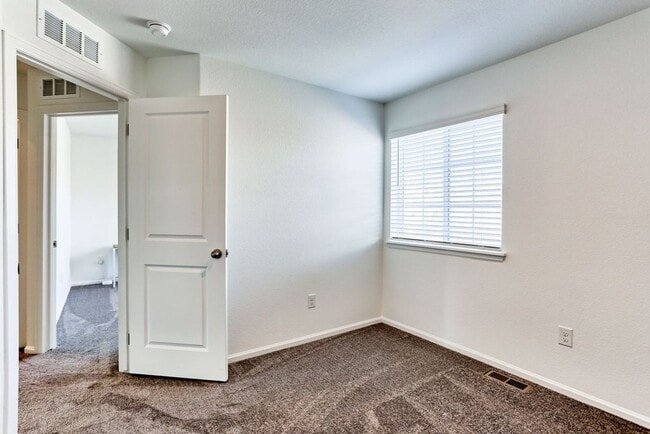 Building Photo - 3 Bedroom 3 Bath in Mosaic!