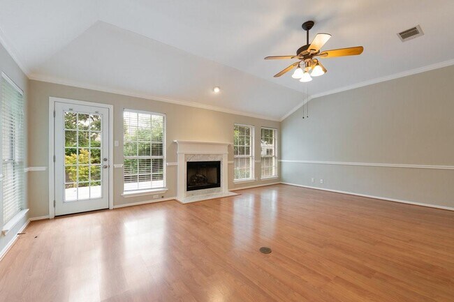 Building Photo - 2110 Red Oak Cir