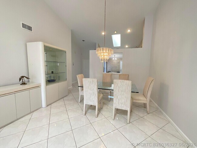 Building Photo - 5574 Royal Lake Cir