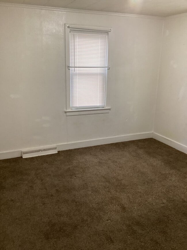 Building Photo - Charming House in the Country