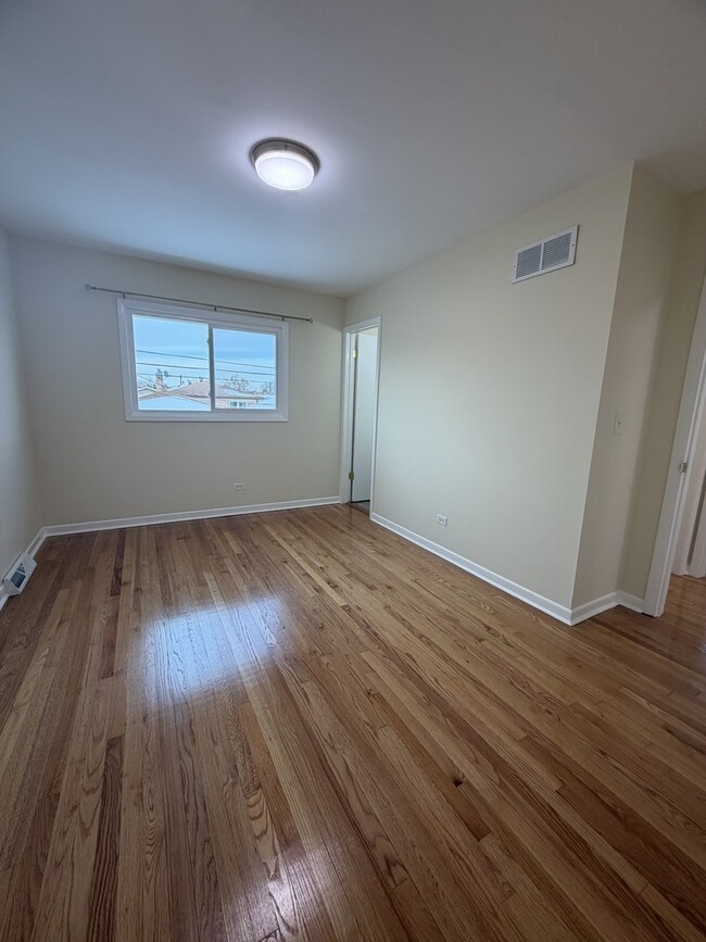 Building Photo - 3837 Emerson Dr