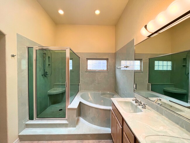 Building Photo - Large 3 Bedroom 2 Bathroom Home In The NE!