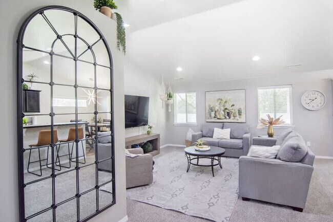 Building Photo - 2023 E Elm Grove Dr