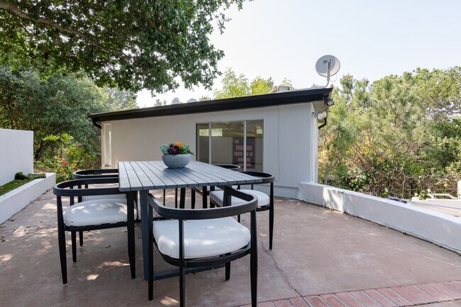 Building Photo - Beautiful Hollywood Hills Home For Lease!