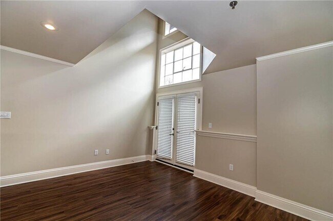 Building Photo - 211 Thompson Ave