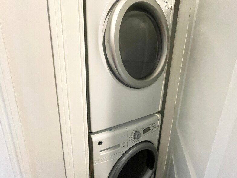 Building Photo - 800 Parker St