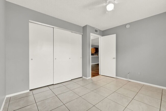 Building Photo - First Floor 2/2 Condo with private back in...