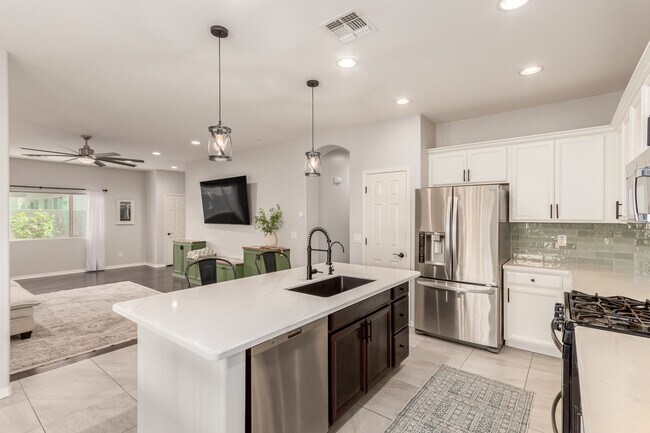 Building Photo - 1562 W Alder Rd