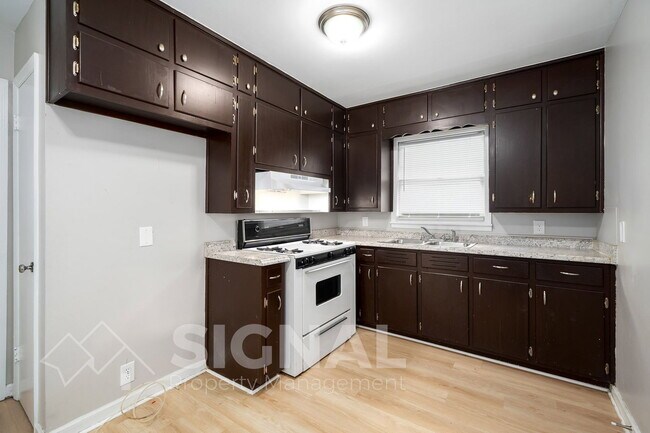 Building Photo - 112 19th Ave NW