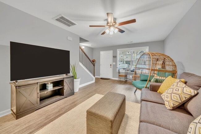 Building Photo - 253 Woodland Vly Ln
