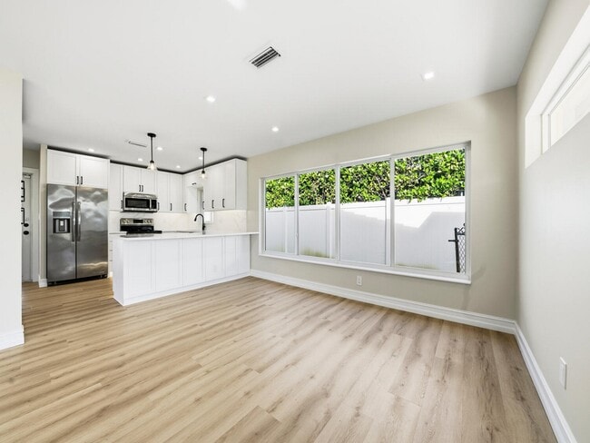 Building Photo - 4751 NE 4th Ave