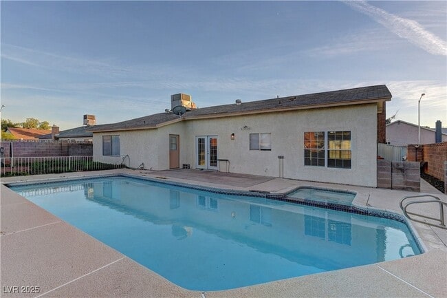 Building Photo - 6270 W Arcadia Ave