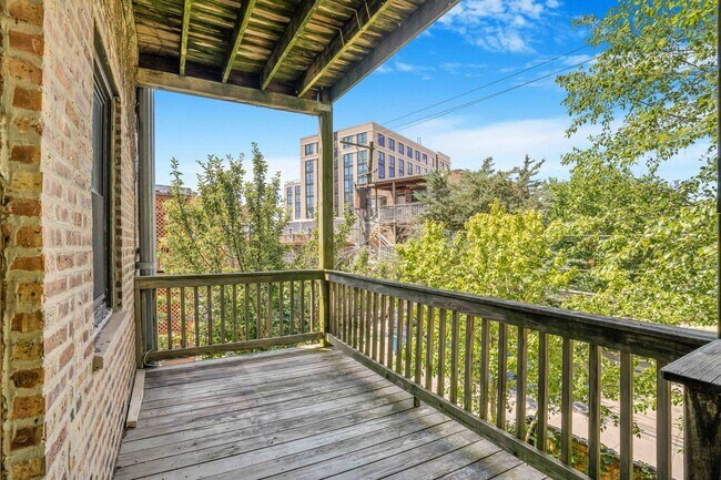 Building Photo - 4640 N Kenmore Ave