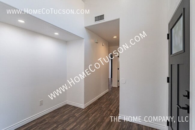 Building Photo - 2581 W Camino De La Joya