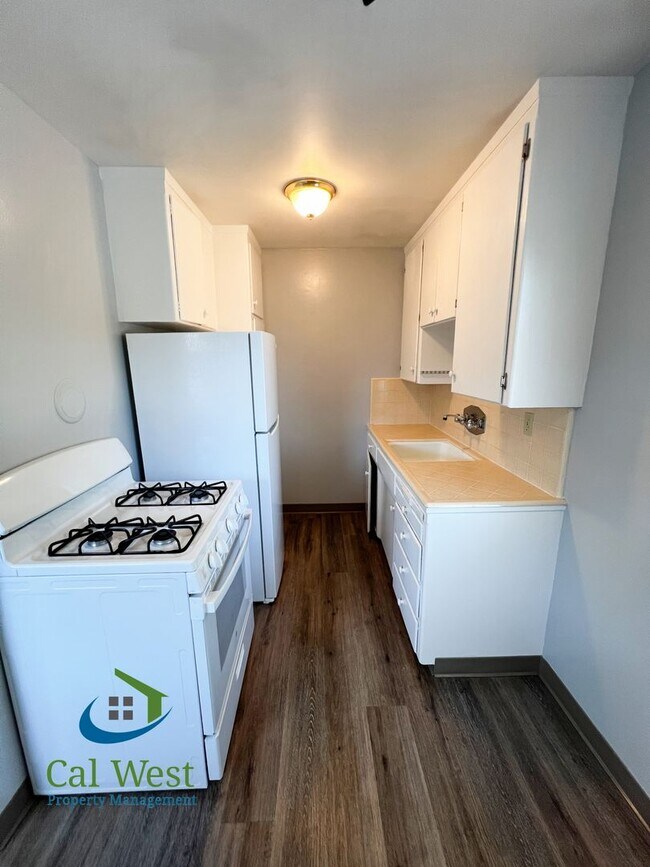 Building Photo - $1995 - Cozy 1/1 located near the Rose Garden