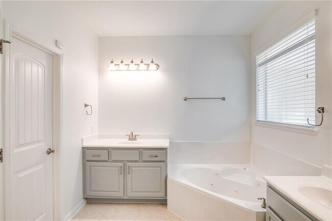 Building Photo - 401 Ridgetop Bend