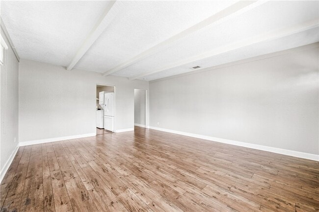 Building Photo - 703 E Walnut Ave