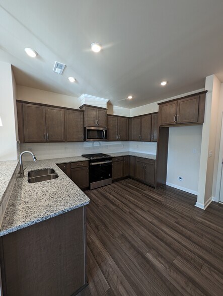 Building Photo - 5613 Edessa Ave