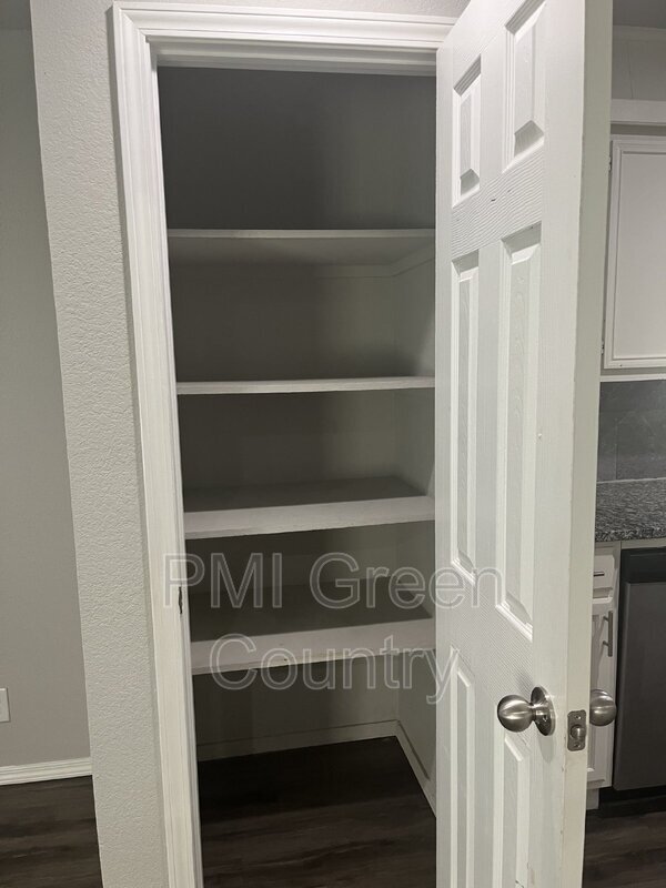 Building Photo - 801 W Vicksburg St