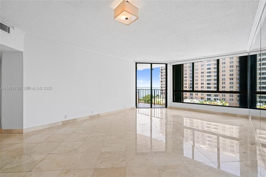 Building Photo - 520 Brickell Key Dr