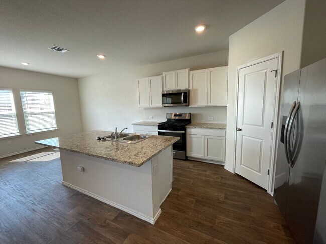 Building Photo - Beautiful 4 bedroom, 2.5 bathroom home in a great location!