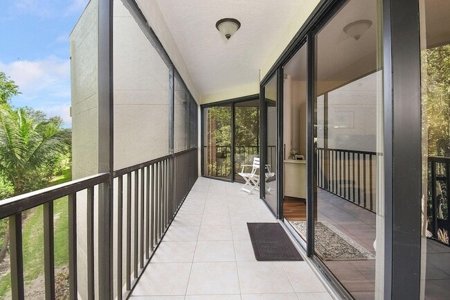 Building Photo - 221 NE Plantation Rd