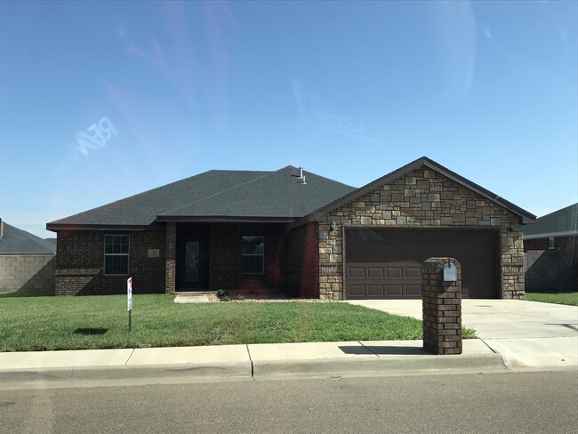 Building Photo - MARIPOSA DRIVE-IMPRESSIVE NEWER HOME