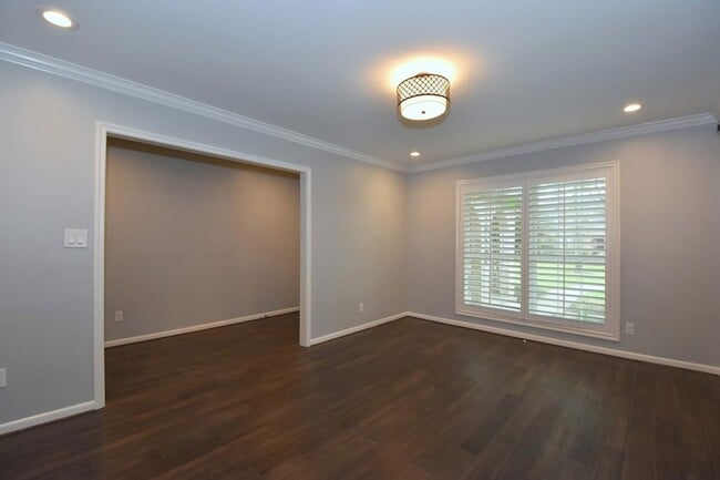 Building Photo - 10802 Meadow Lake Ln