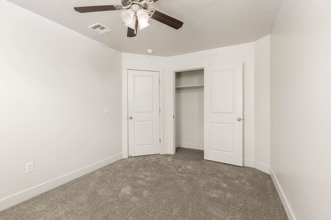 Building Photo - 3 bed | 2.5 bath | 2-car Townhome with Was...