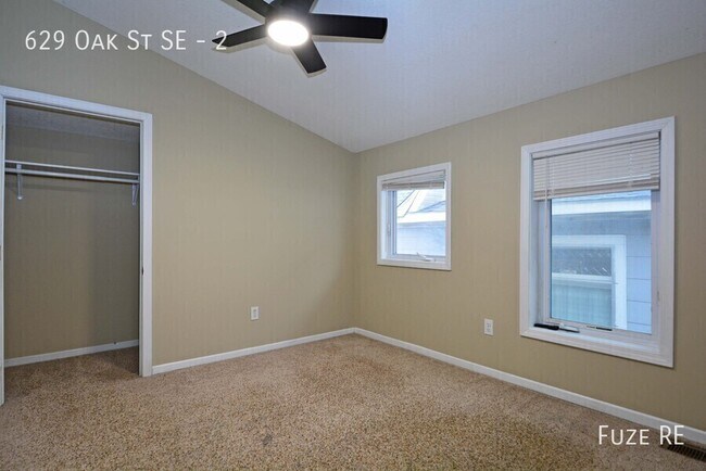 Building Photo - 629 SE Oak St