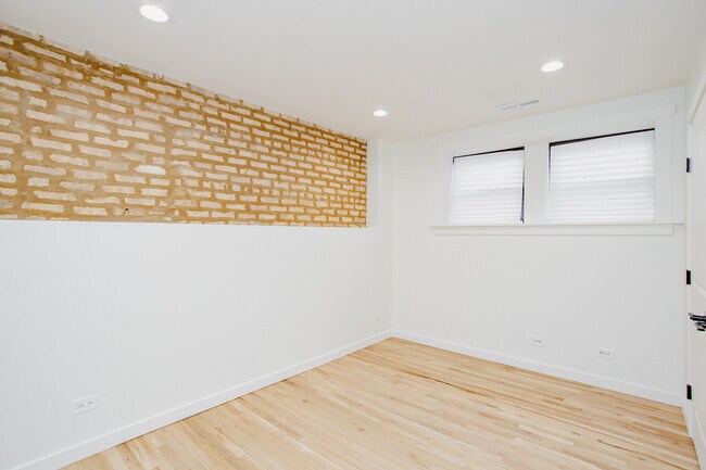 Building Photo - 6677 N Oliphant Ave