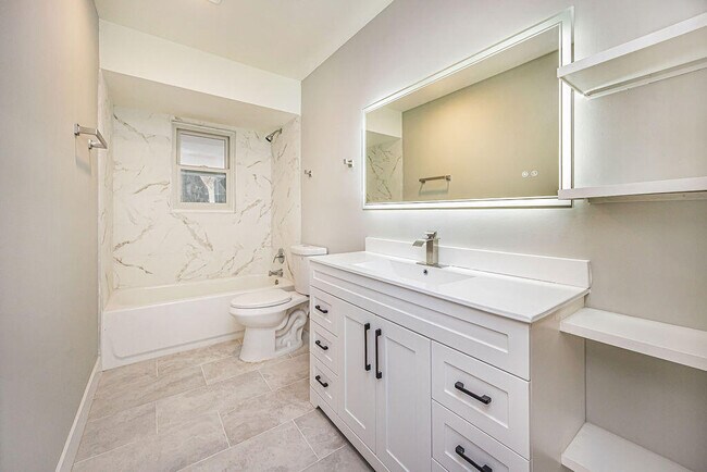 Building Photo - 300 Riomar Dr